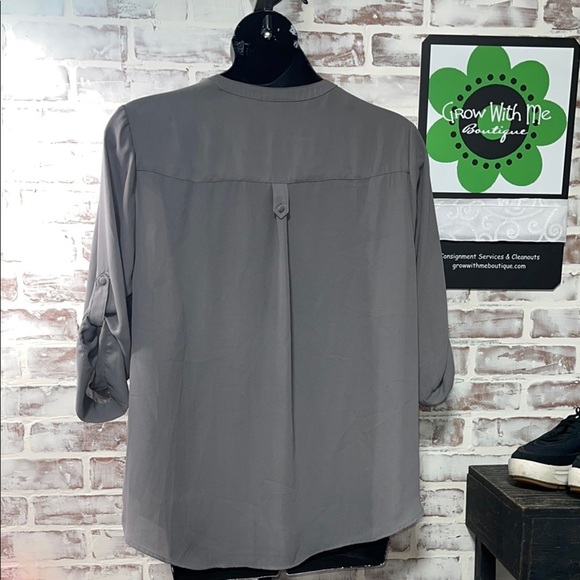 Torrid Gray 3 Button Blouse 2X - Picture 5 of 6